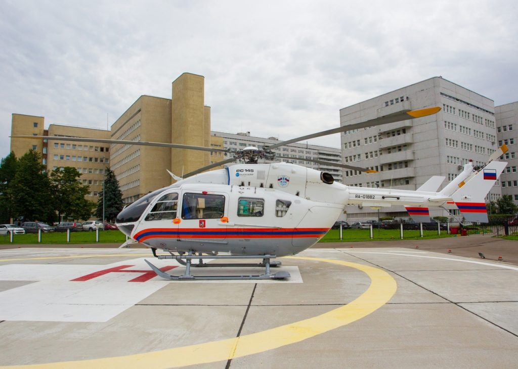 В 15-ю больницу пострадавшего в ДТП  доставили на вертолете