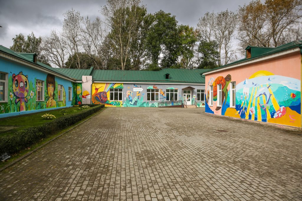 Здание «Экошколы Кусково» украсили стрит-артом более 200 человек