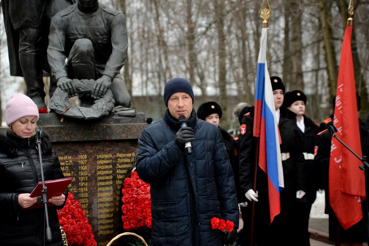 Приняли участие в митинге посвященному дню победы. Вахта памяти. День памяти. Кладбище. Митинг к 80 летию Сталинградской битвы.